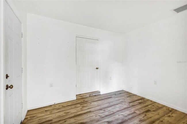 Building Photo - 4130 Lake Saunders Dr