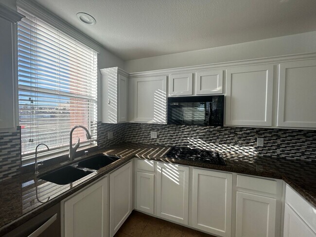 Building Photo - Guard gated Park Ave Condo