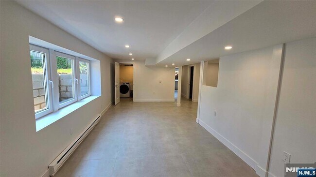 Building Photo - 40 Beechwood Rd