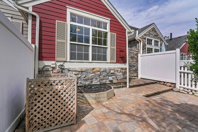 Building Photo - $3,125 - 3Bed/ 3.5 Bath Townhome with Finished Basement and Fireplace in Broomfield!