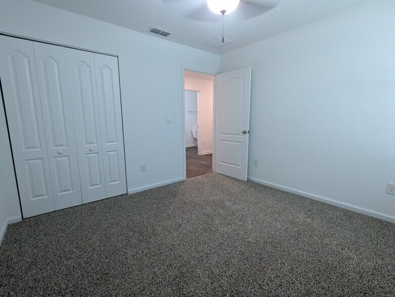 Building Photo - 137 Encanto Way