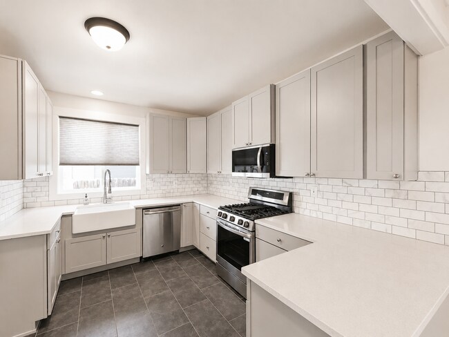 Building Photo - Heart of Bend Oasis: 3-Bedroom Home with Live-Edge Accents, New Carpet, and Fenced-In Parking
