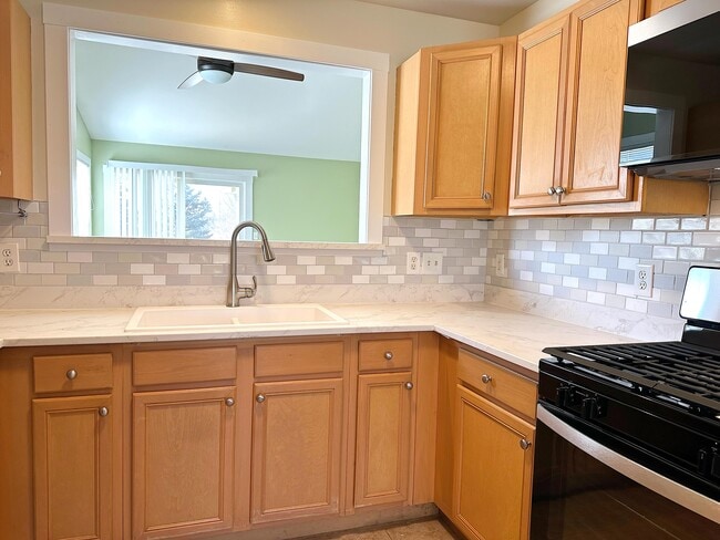 Building Photo - 460 Fox Ln