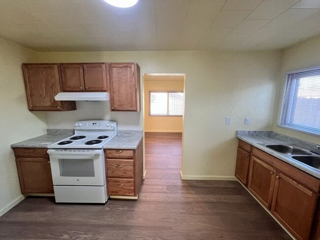 Building Photo - Central Sparks 2 Bedroom Duplex