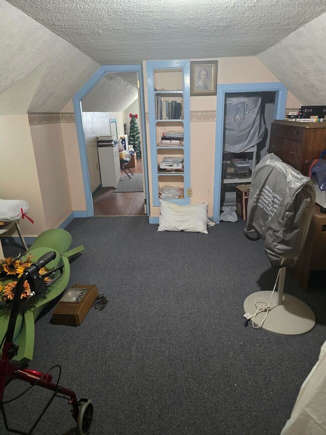 Building Photo - Cozy Home