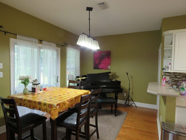 Building Photo - 8113 Glenmore Dr