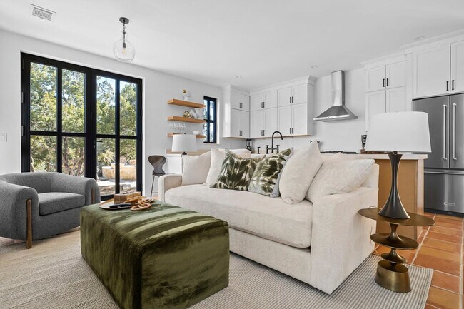 Building Photo - 2701 Bumble Bee Dr