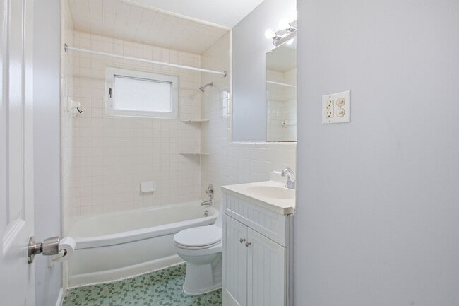 Building Photo - SPECTACULAR 3 BED/1 BATH IN LOVELY LINCOLN PARK! APPLY NOW!