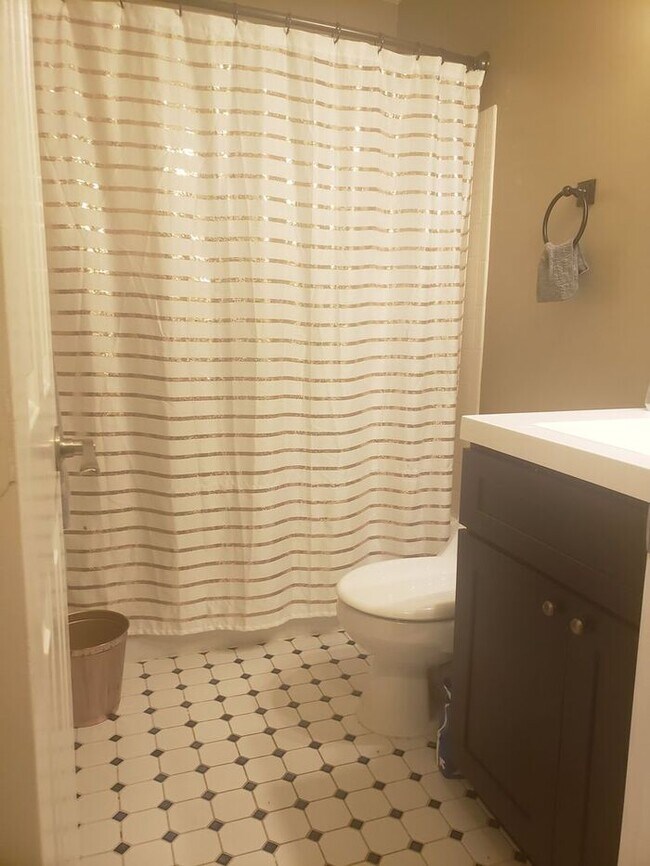 Building Photo - Charming 3-Bedroom, 2.5 Bath SFH with Fron...
