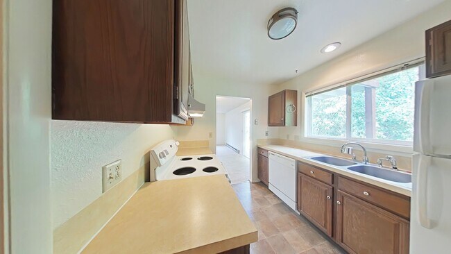 Building Photo - 2Bed 1Bath with Carport! Walk to MSU