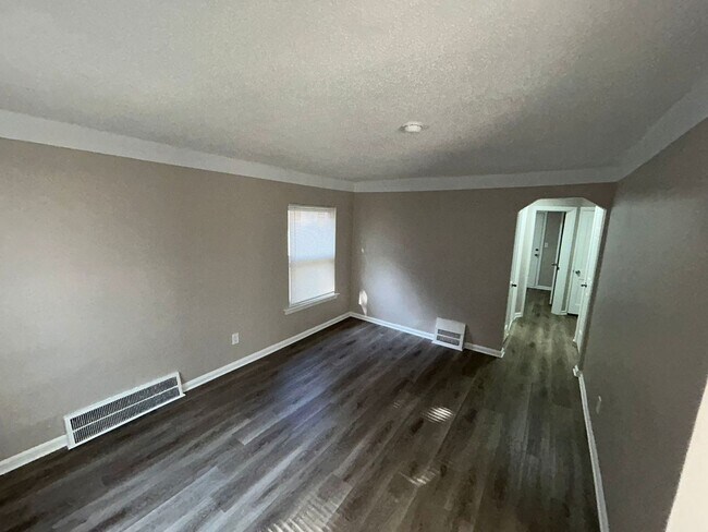 Building Photo - 3 Bedroom Bungalow