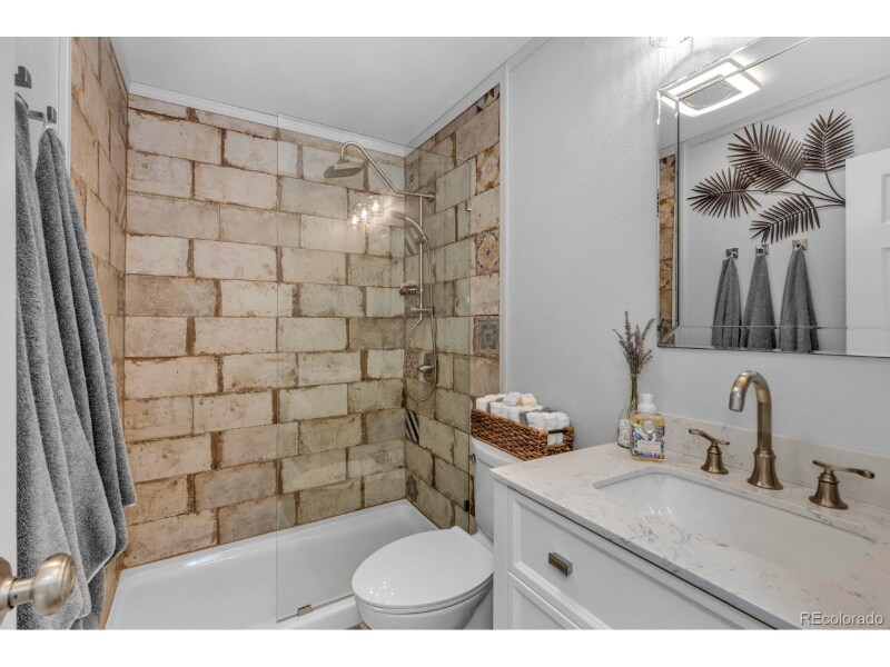 Building Photo - 1250 Golden Cir