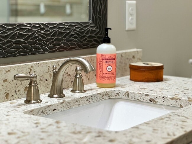 Building Photo - 103 Mimosa Ave