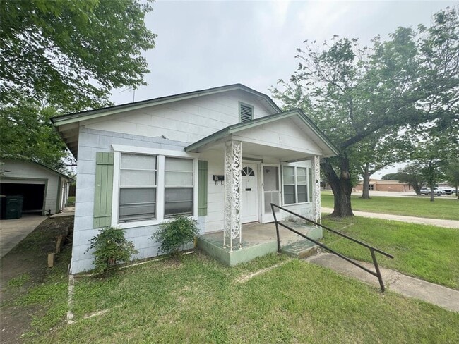 Building Photo - 306 E Bowie St