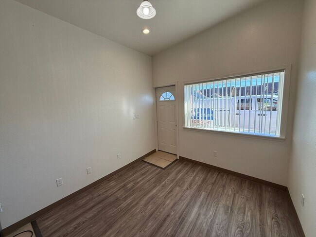 Building Photo - 1133 Salem Ave