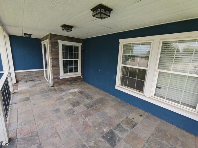 Building Photo - 802 Fern Dr