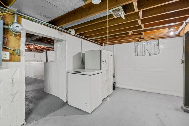 Building Photo - 3401 Seneca Ave