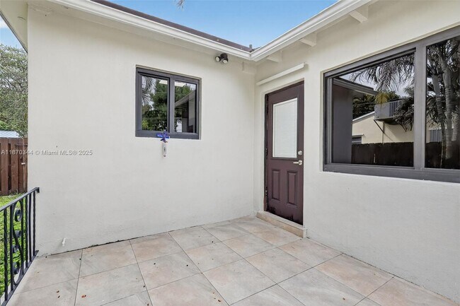 Building Photo - 606 N 28th Ave