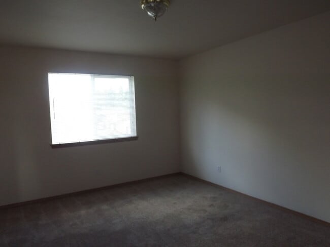 Building Photo - Wonderful Split-Level 3 bedroom 2 bath hom...