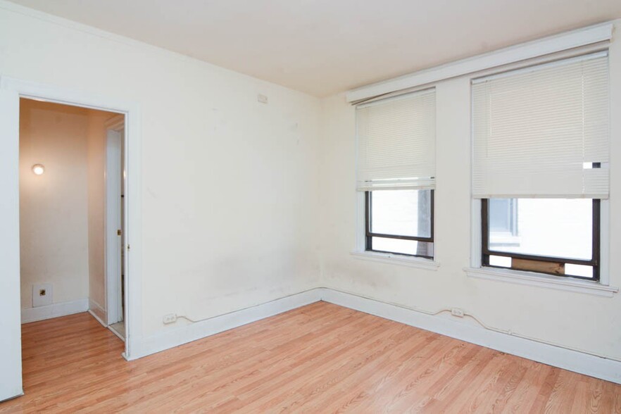 Building Photo - 3335 W Diversey Ave