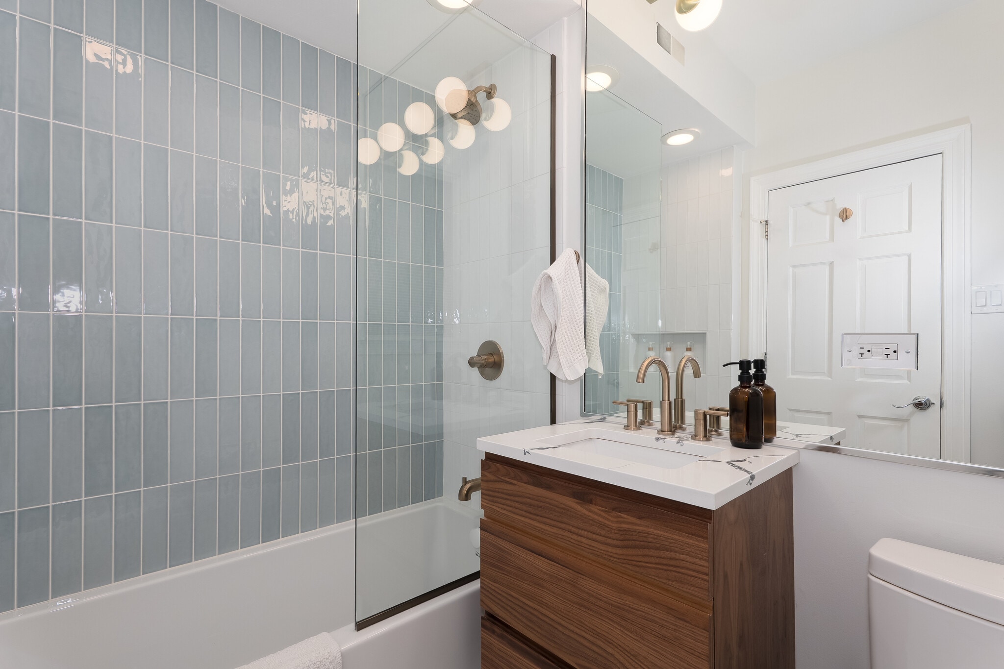 Bathroom 2 - 444 W Belmont Ave