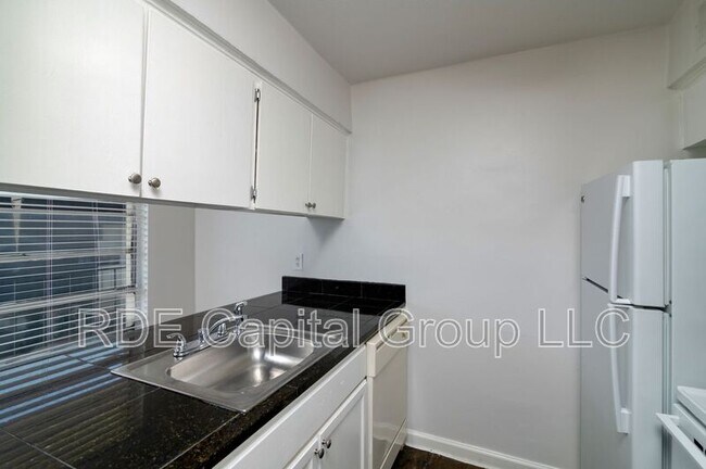 Building Photo - 2816 Throckmorton St