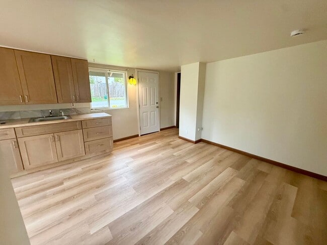 Building Photo - Clean and cozy cabin in Suquamish.