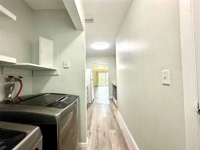 Building Photo - 10875 NW 29th Manor