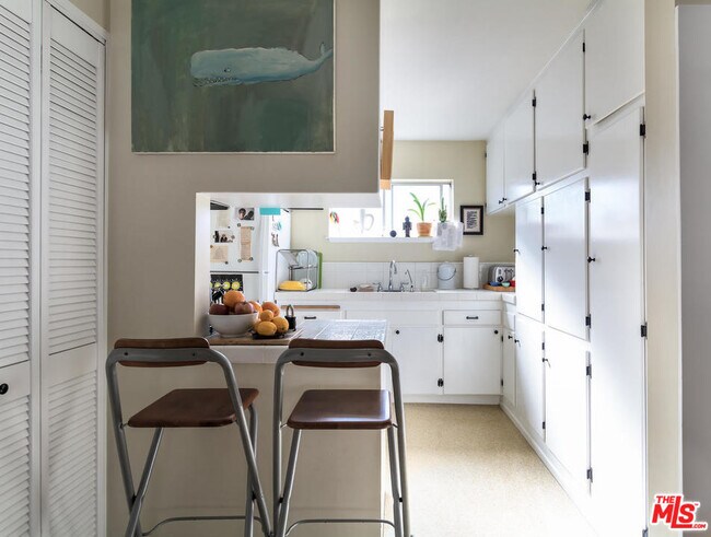 Building Photo - 2431 Walgrove Ave