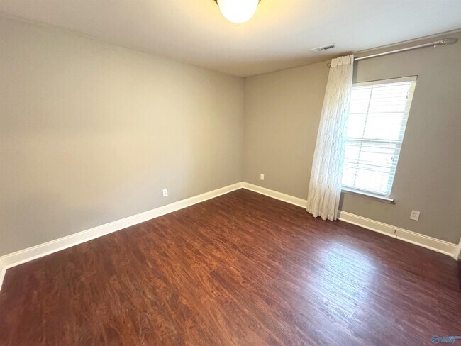 Building Photo - 105 Oak Shade Dr