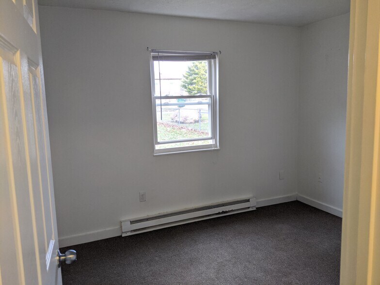 Master Bedroom - 1227 Hilltop Dr