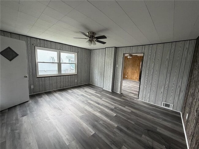 Building Photo - 1154 Eisenhower Dr