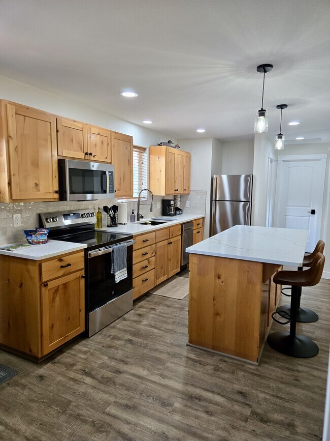 Building Photo - 43143 Riverview Dr