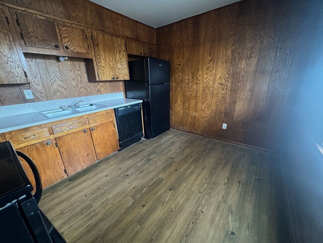 Building Photo - 611 Sunset Ln