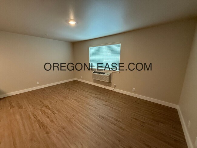 Building Photo - Newer 2-Bedroom Apartment located off Jasp...