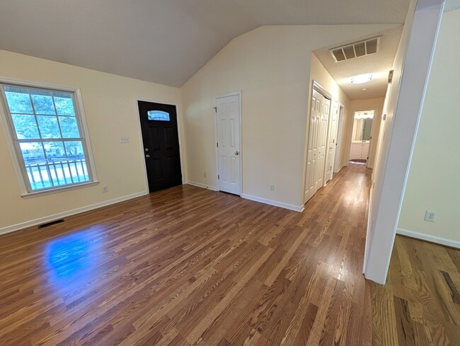 Building Photo - 1605 Hillhaven Rd