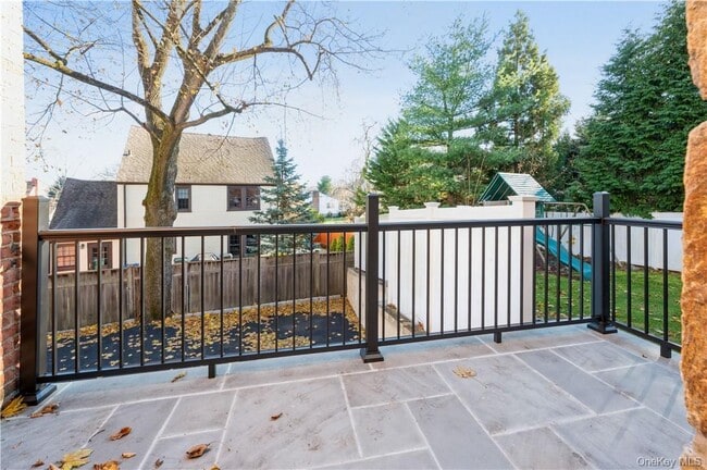 Building Photo - 353 Old Mamaroneck Rd