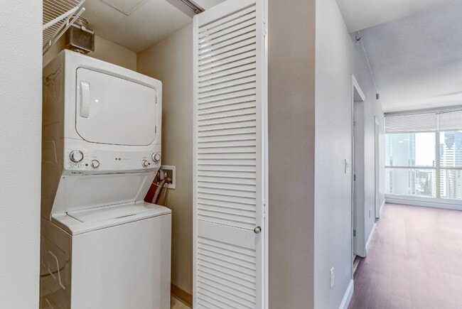 Building Photo - 300 W Beech St