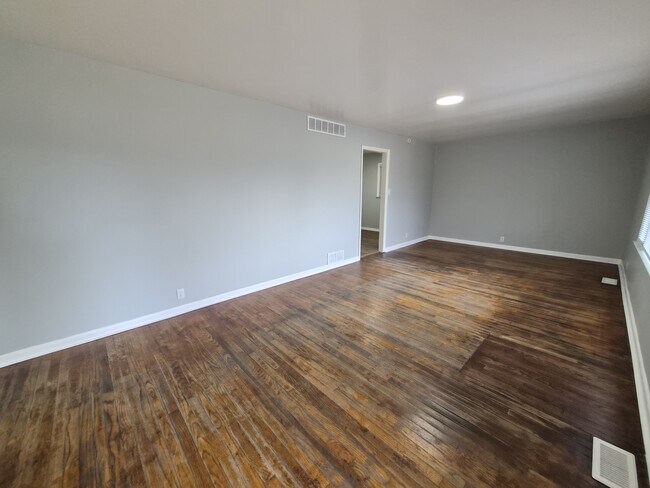 Building Photo - 2703 Kristen Dr E