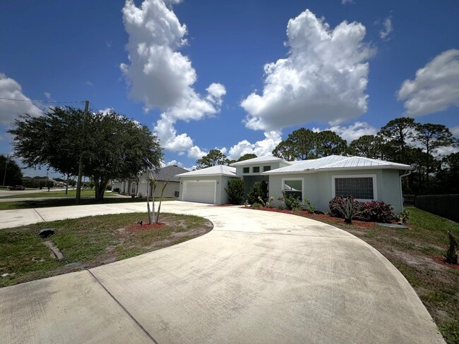 Building Photo - 349 SW Dagget Ave