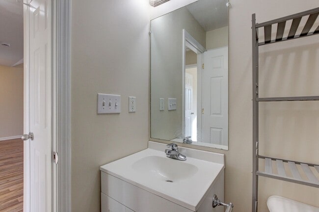 Building Photo - 3 bed 2 bath in the heart of St. B.  Fresh Paint.  Clean and Ready for You.