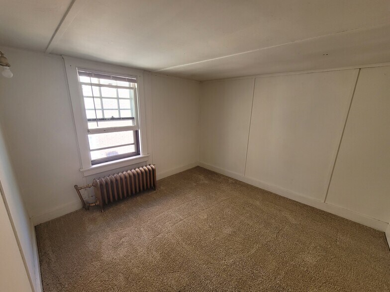 Building Photo - 2541 N Lake Dr