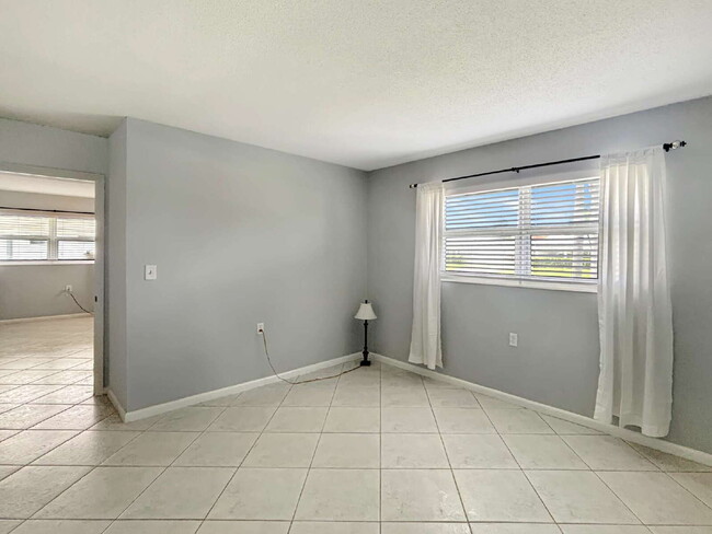 Building Photo - Well-Maintained 2-Bedroom Condo in Meridian Park | 55+ Community | Palm Beach Gardens