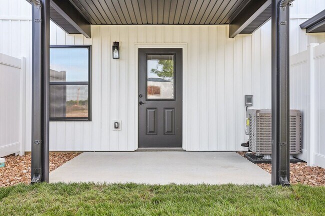 Building Photo - 1605 Parkview Dr