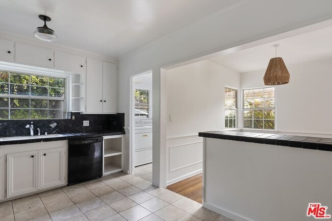 Building Photo - 3032 Oakhurst Ave