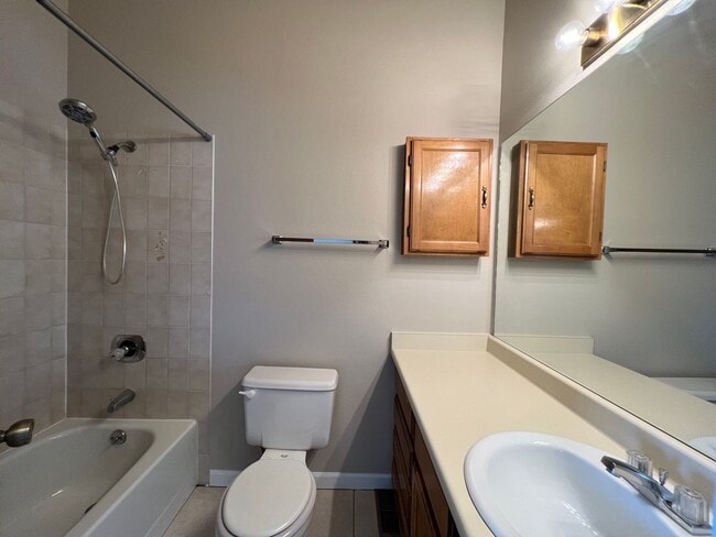 Building Photo - 2 Bedroom Townhouse close to Ft. Carson