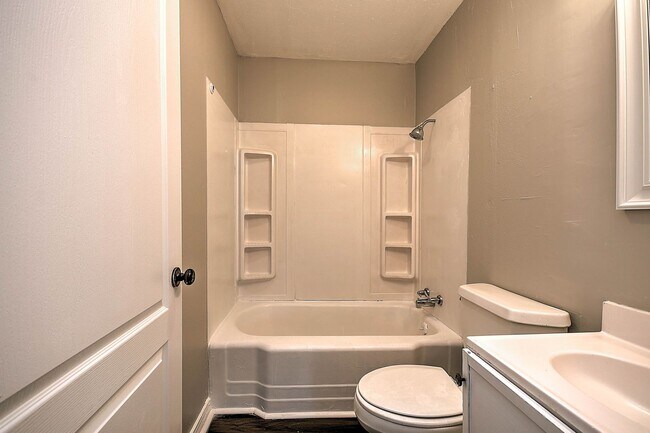 Building Photo - 304 N Hardin St