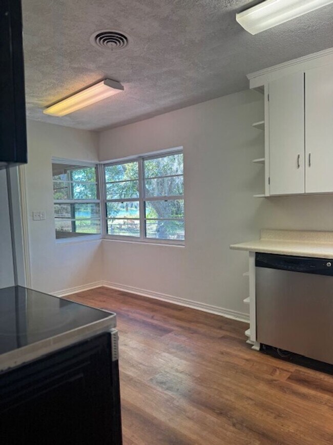 Building Photo - Newly renovated 4 bedroom, 2 bath block home