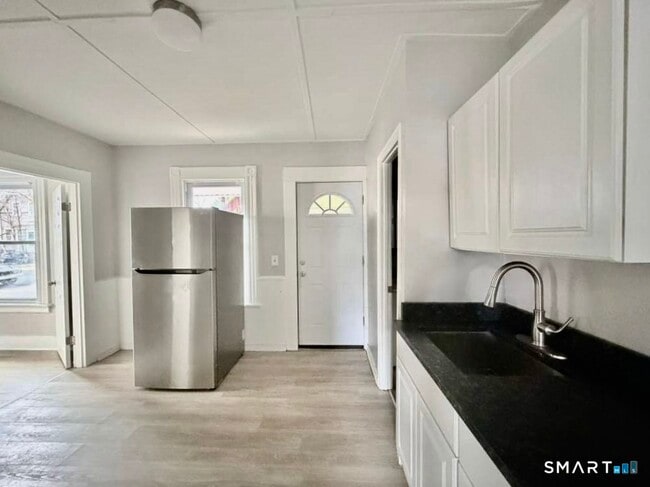 Building Photo - 15 Bassett St