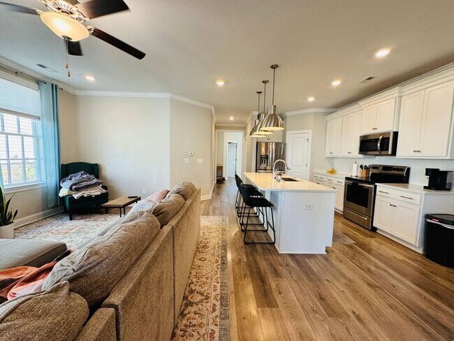 Building Photo - Pre-leasing for an April Move in-TOWN MADISON